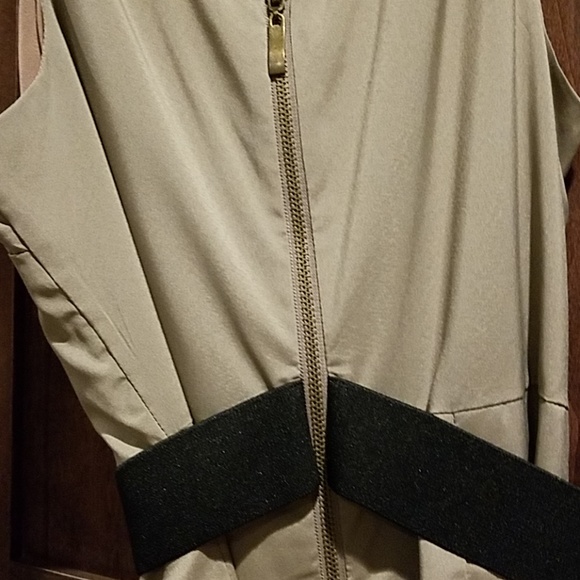 Beige ruffle tank with black belt size large - Picture 3 of 3